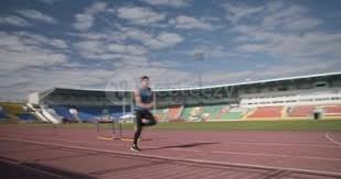 球员倒地救球拼劲十足